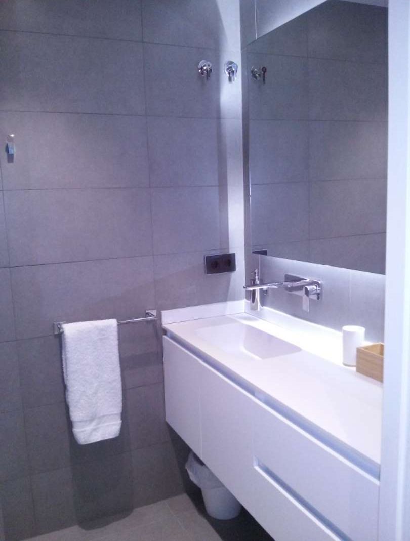local lavabo blanco