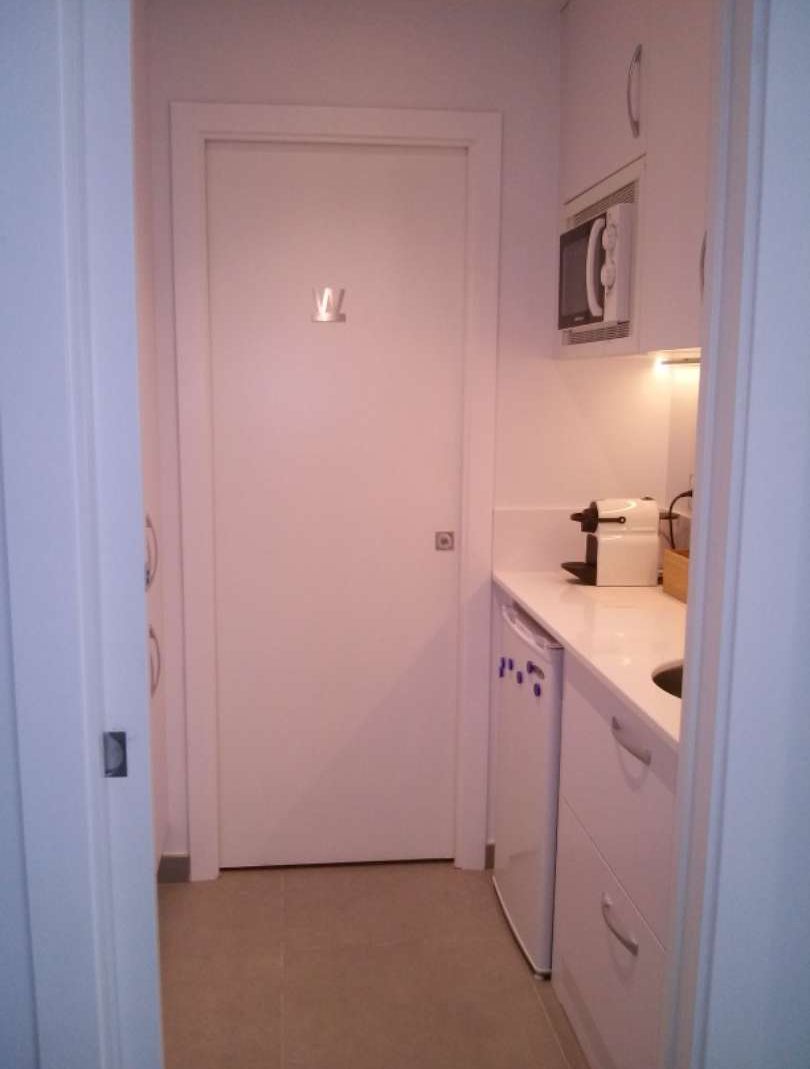 local puerta blanca